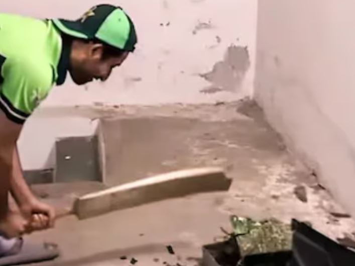 India crushes Pakistan