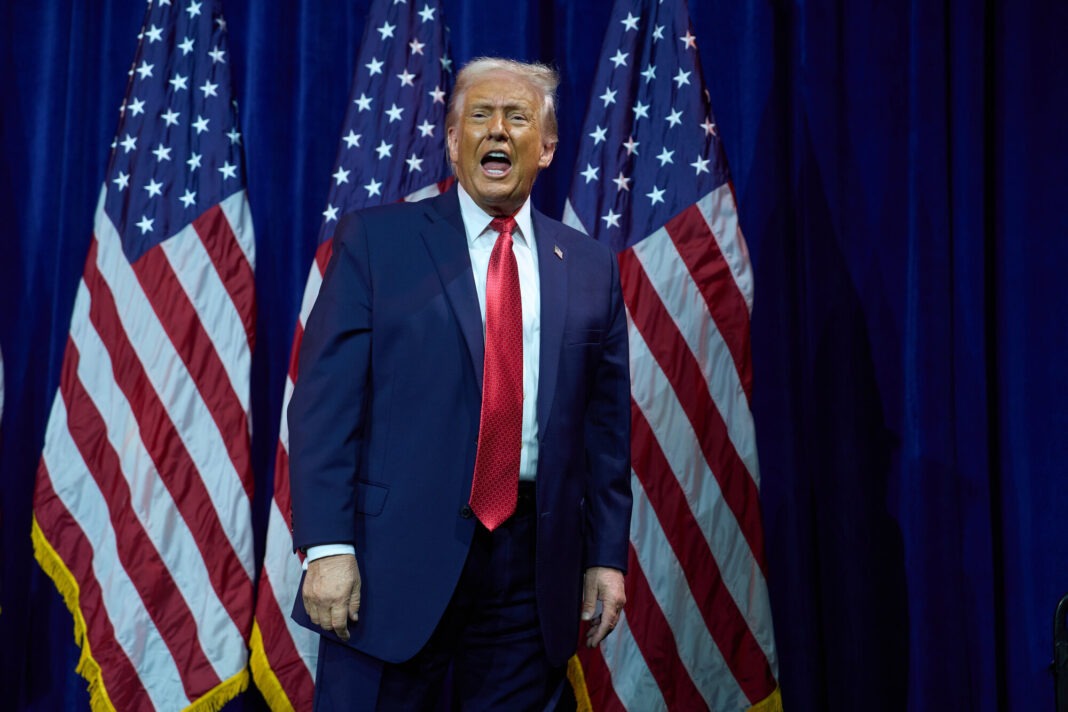 വാഷിംഗ്ടൺ: കമ്മ്യൂണിസ്റ്റ് ഭരണകൂടത്തിന് മേൽ കടുത്ത സാമ്പത്തിക സമ്മർദ്ദം ചെലുത്തുന്നതിനിടെ ക്യൂബൻ നേതാക്കളുമായി ചർച്ചകൾ ആരംഭിച്ചതായി യുഎസ് പ്രസിഡന്റ് ഡൊണാൾഡ് ട്രംപ് (Trump Cuba talks). വെനിസ്വേലയിൽ നിന്നും മെക്സിക്കോയിൽ നിന്നുമുള്ള ഇന്ധന വിതരണം തടഞ്ഞതോടെ ക്യൂബ ചർച്ചാ മേശയിലേക്ക് വരാൻ നിർബന്ധിതരാകുമെന്നാണ് ട്രംപിന്റെ കണക്കുകൂട്ടൽ. വെനിസ്വേലൻ പ്രസിഡന്റ് നിക്കോളാസ് മഡുറോയെ യുഎസ് സൈന്യം പിടികൂടിയതിന് പിന്നാലെ മേഖലയിലെ അമേരിക്കൻ വിരുദ്ധ രാജ്യങ്ങൾക്കെതിരെ ട്രംപ് നീക്കങ്ങൾ ശക്തമാക്കിയിട്ടുണ്ട്. ക്യൂബയ്ക്ക് ഇന്ധനം നൽകുന്ന രാജ്യങ്ങൾക്ക് മേൽ കടുത്ത താരിഫ് ചുമത്തുന്ന എക്സിക്യൂട്ടീവ് ഉത്തരവിൽ ട്രംപ് കഴിഞ്ഞ ആഴ്ച ഒപ്പുവെച്ചിരുന്നു. ട്രംപിന്റെ നീക്കം ക്യൂബയിൽ വലിയ മാനുഷിക പ്രതിസന്ധിക്ക് കാരണമാകുമെന്ന് മെക്സിക്കൻ പ്രസിഡന്റ് ക്ലോഡിയ ഷീൻബോം മുന്നറിയിപ്പ് നൽകി. എന്നാൽ, ഈ പ്രതിസന്ധി ഒഴിവാക്കാൻ ക്യൂബ അമേരിക്കയുമായി ഉടമ്പടിയിൽ ഏർപ്പെടുകയാണ് വേണ്ടതെന്ന് ട്രംപ് ഫ്ലോറിഡയിലേക്കുള്ള യാത്രയ്ക്കിടെ മാധ്യമങ്ങളോട് പറഞ്ഞു. ക്യൂബ ഉടൻ തന്നെ അമേരിക്കയുടെ നിബന്ധനകൾക്ക് വഴങ്ങുമെന്നും രാജ്യം ഉടൻ സ്വതന്ത്രമാകുമെന്നും അദ്ദേഹം പ്രവചിച്ചു. ക്യൂബയുമായി ഏത് തലത്തിലുള്ള ചർച്ചകളാണ് നടക്കുന്നതെന്ന് വൈറ്റ് ഹൗസ് വെളിപ്പെടുത്തിയിട്ടില്ലെങ്കിലും, വരും ദിവസങ്ങളിൽ ഉപരോധങ്ങൾ കൂടുതൽ കർശനമാക്കാനാണ് ട്രംപ് ഭരണകൂടത്തിന്റെ നീക്കം. Summary President Donald Trump stated that the U.S. has begun talks with Cuba while simultaneously cutting off its critical oil supplies from Mexico and Venezuela. Aiming to force a 