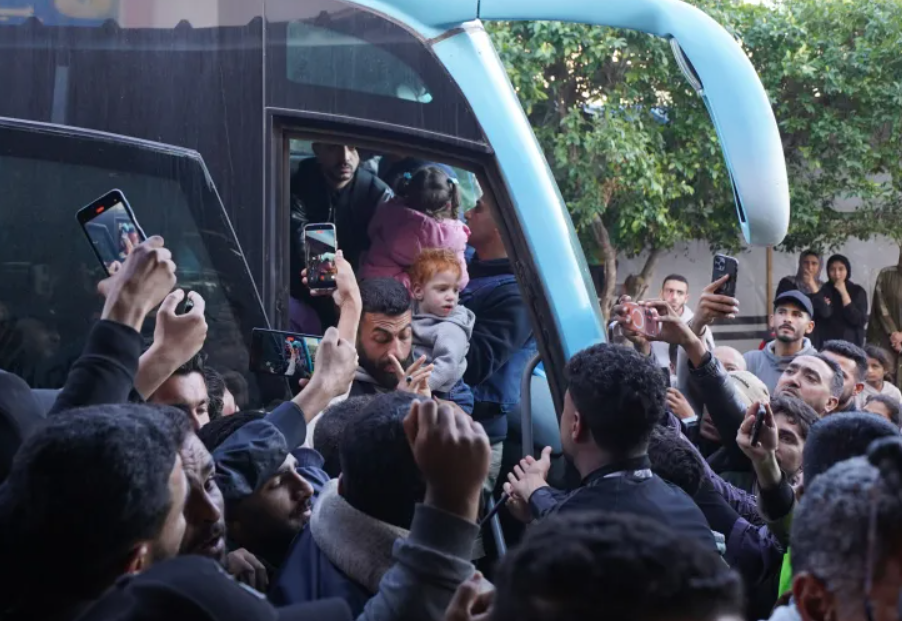 Palestinian Toddlers Return Gaza