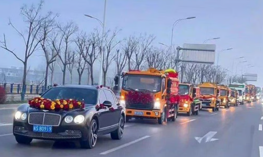 Chinese Man Septic Tank Truck Wedding