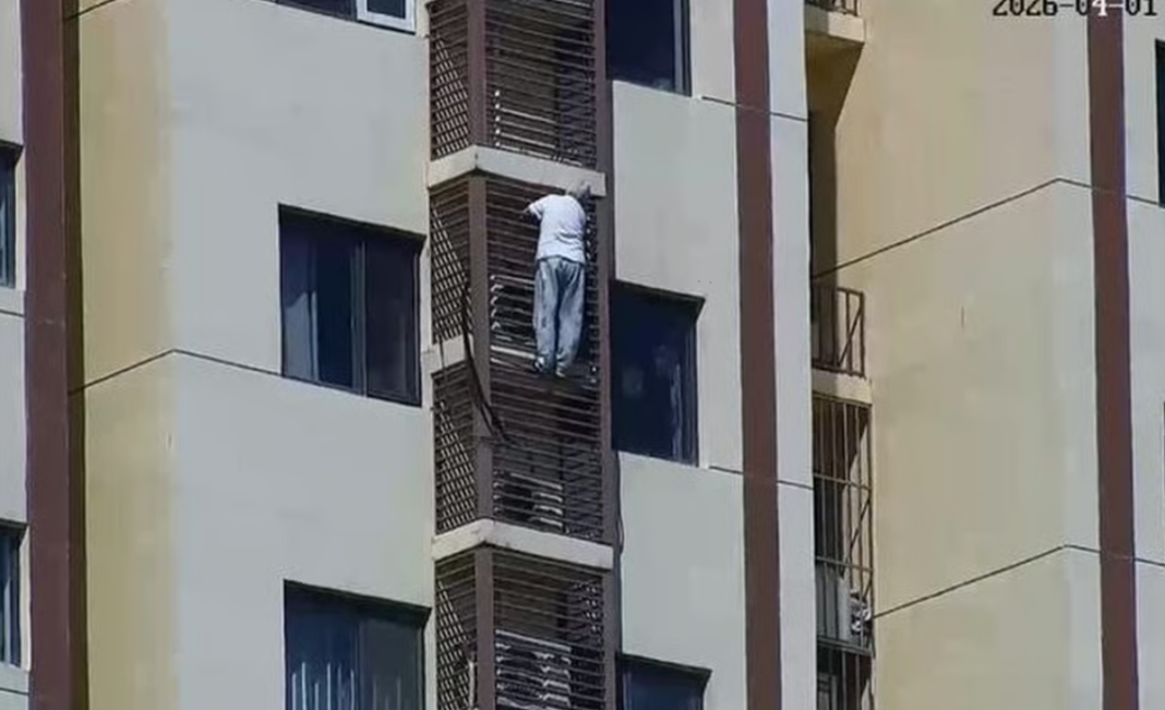 Elderly Woman Climb Down 27 Floors
