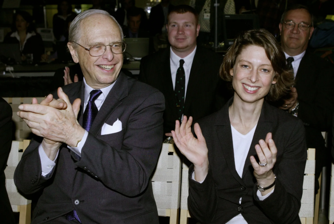 Abigail Johnson Fidelity Battle