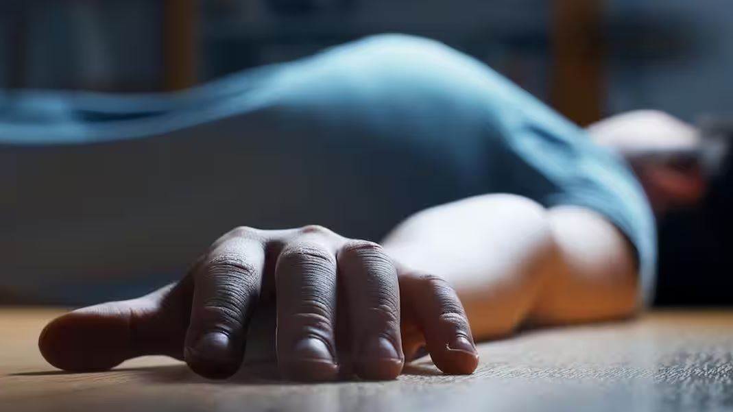 Mumbai Local Train Suicide News