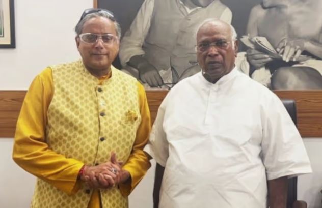 Shashi Tharoor Meets Mallikarjun Kharge