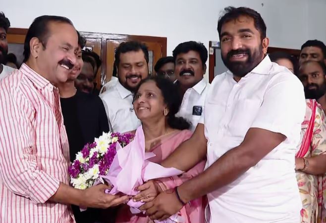 VD Satheesan Visits Oommen Chandy Family