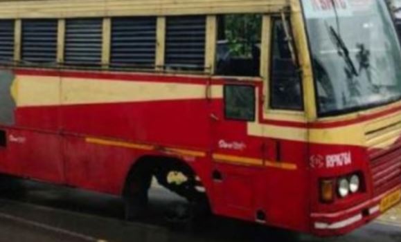 KSRTC bus tire detaches