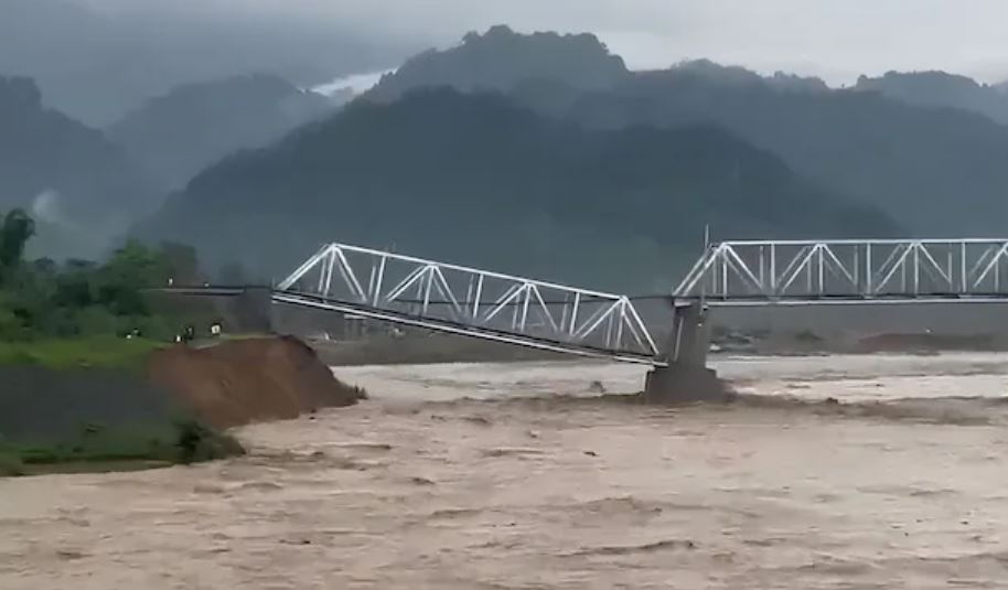 Railway bridge collapses in Assam