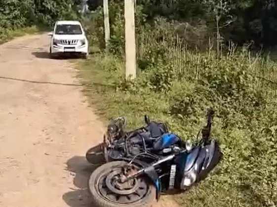 Ganja smuggling gang attacks police