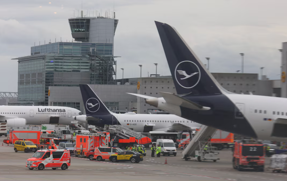 Boeing 787 Nose Gear Collapse