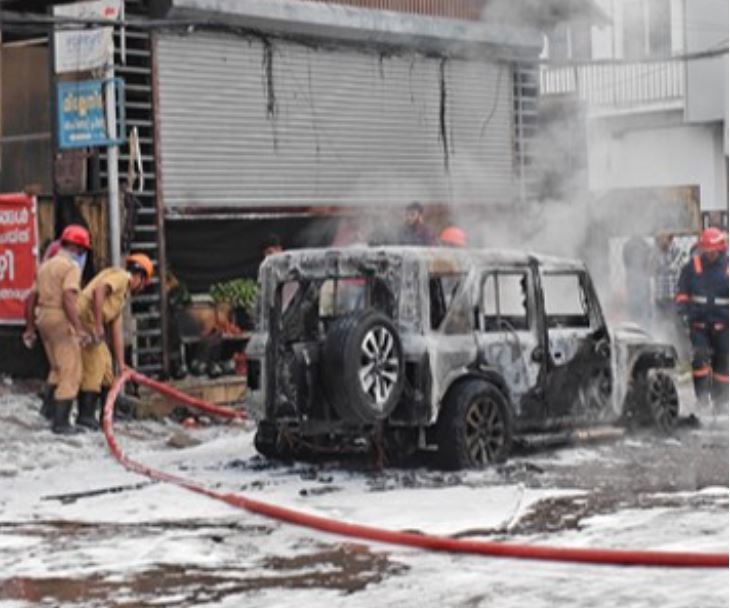 Kalamassery Thar car fire accident