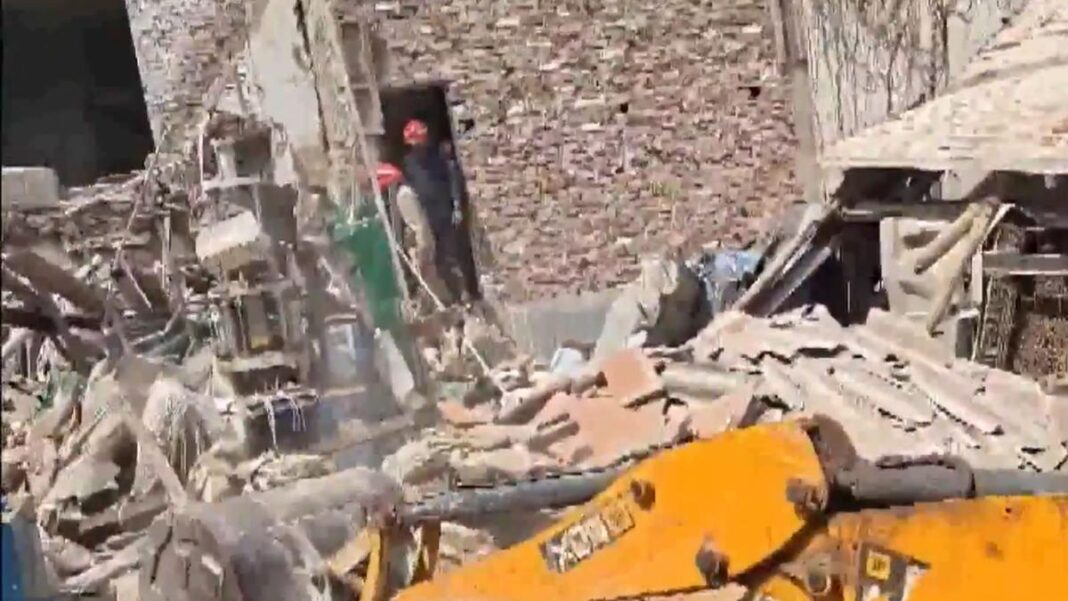 Delhi cylinder explosion Mukundpur