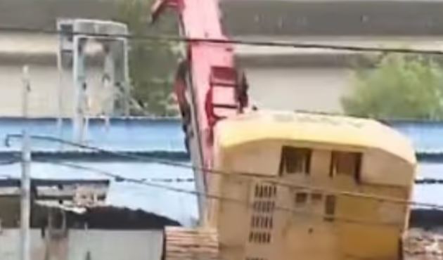 Piling machine collapses