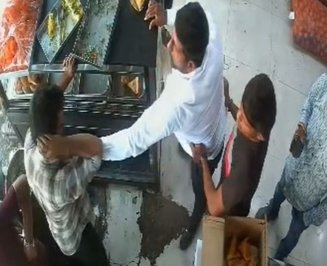Samosa Serving Dispute