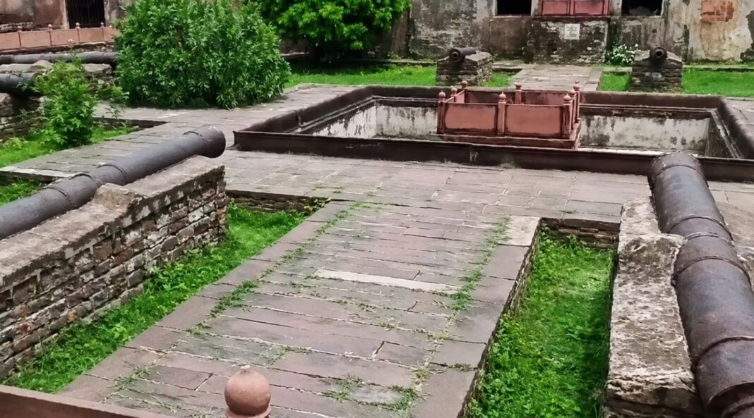 Narwar Fort historic cannon theft