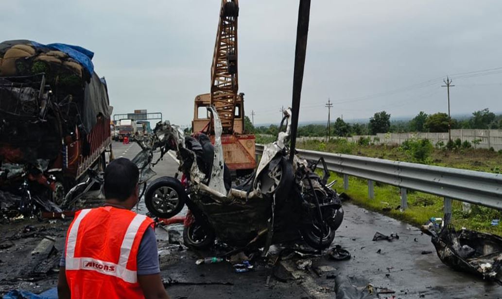 Six Killed As Truck Collides With Car
