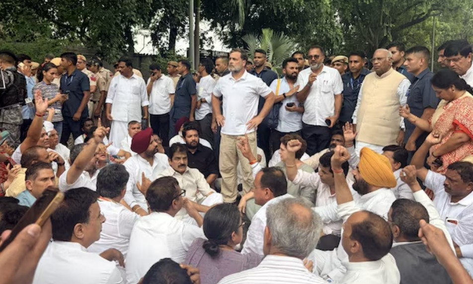 Congress Protests Outside PM Residence